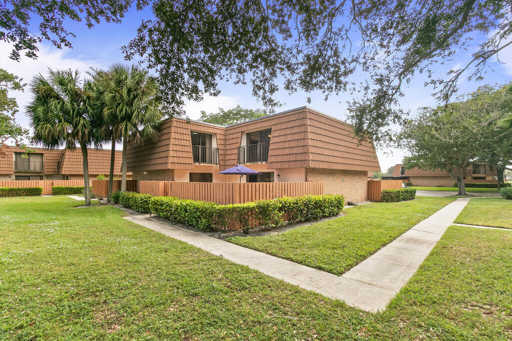 233 Charter Way, West Palm Beach, FL 33407