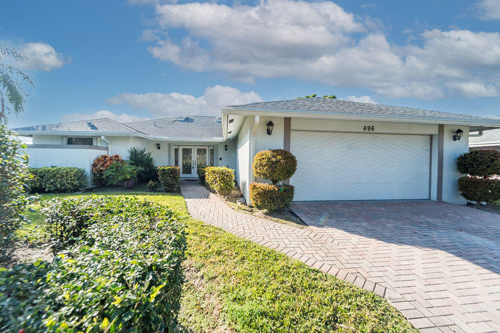 696 Juniper Place, Wellington, FL 33414