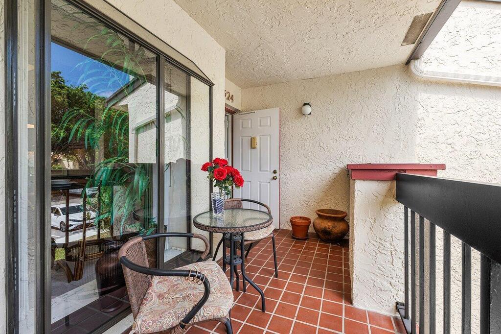 5153 Oak Hill Lane, Delray Beach, FL 33484