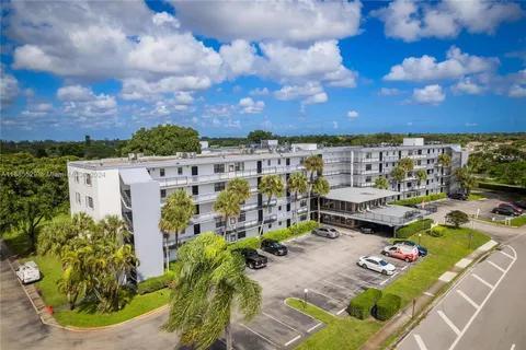 9235 8th Street, Boca Raton, FL 33428