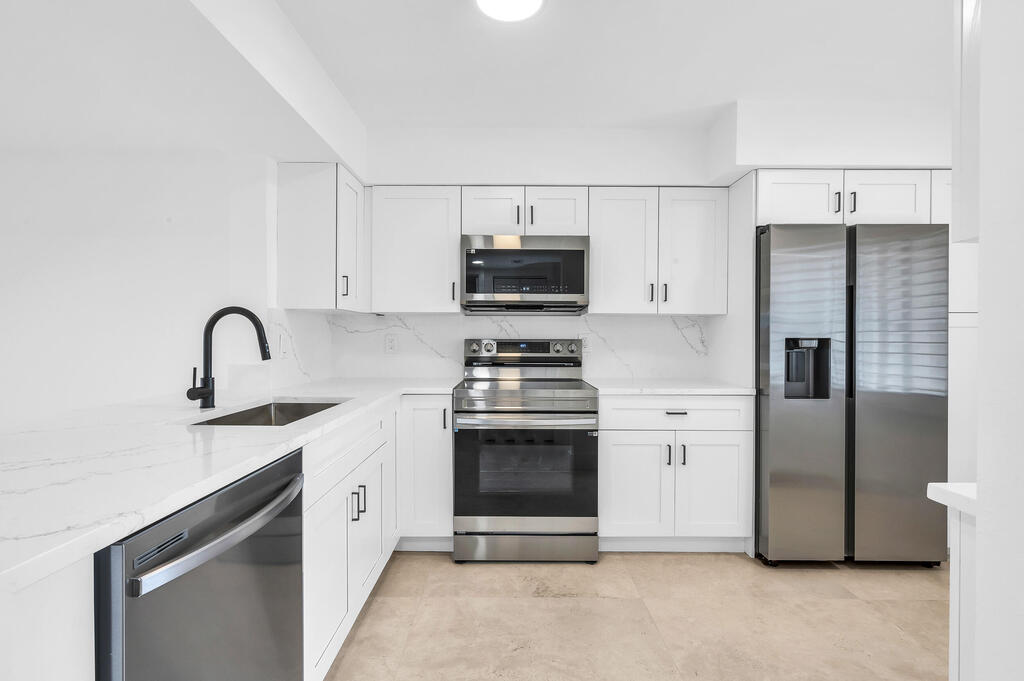 7290 Kinhghurst Drive, Delray Beach, FL 33446