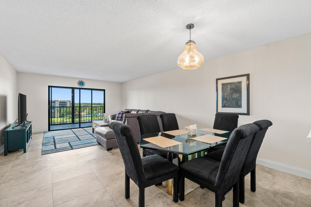7290 Kinghurst Drive, Delray Beach, FL 33446