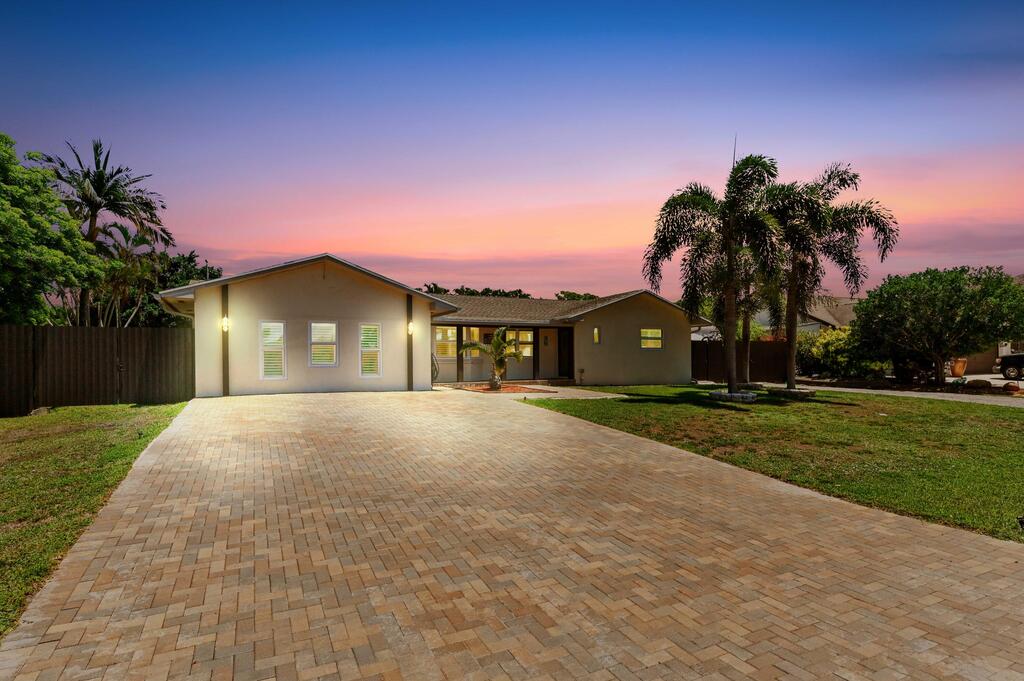 26 Pine Tree Avenue, Lake Worth, FL 33467