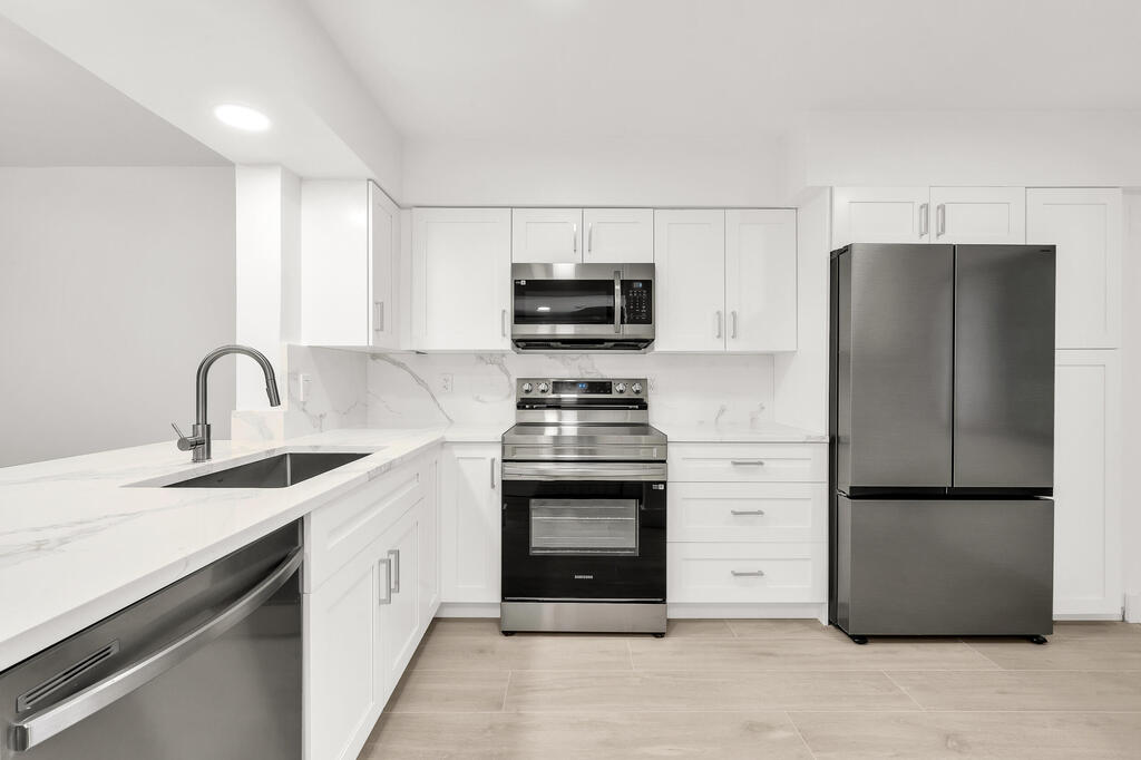 7290 Kinghurst Drive, Delray Beach, FL 33446
