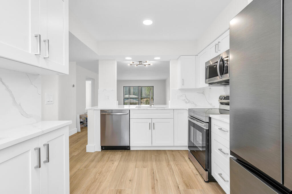 7290 Kinghurst Drive, Delray Beach, FL 33446