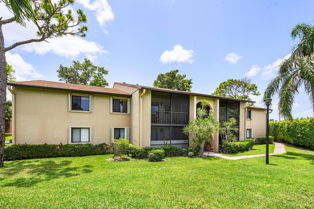 521 Shady Pine Way, Greenacres, FL 33415