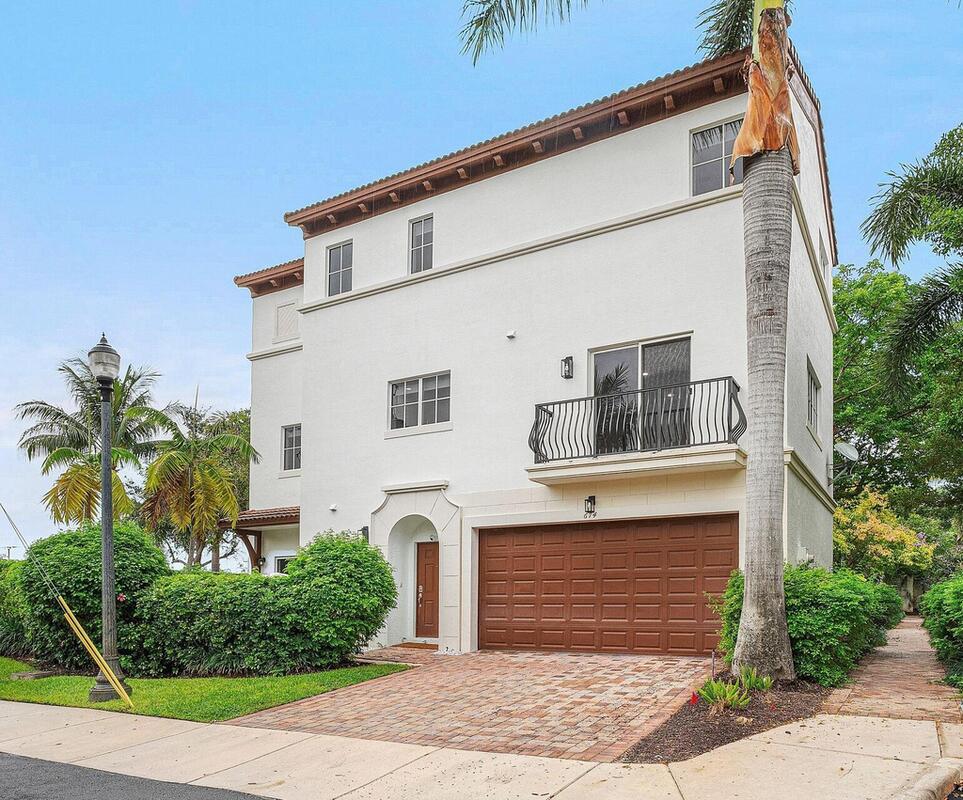 674 Library Commons Way, Boca Raton, FL 33432