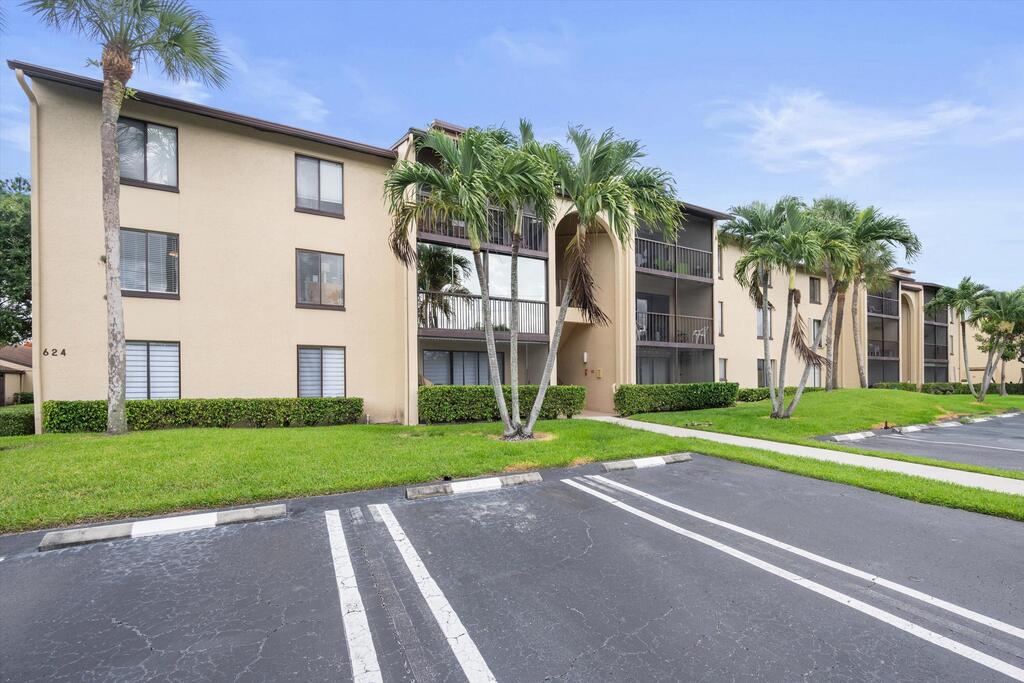 624 Sea Pine Way, Greenacres, FL 33415