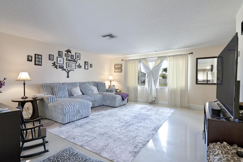 425 San Mateo Drive, Palm Springs, FL 33461