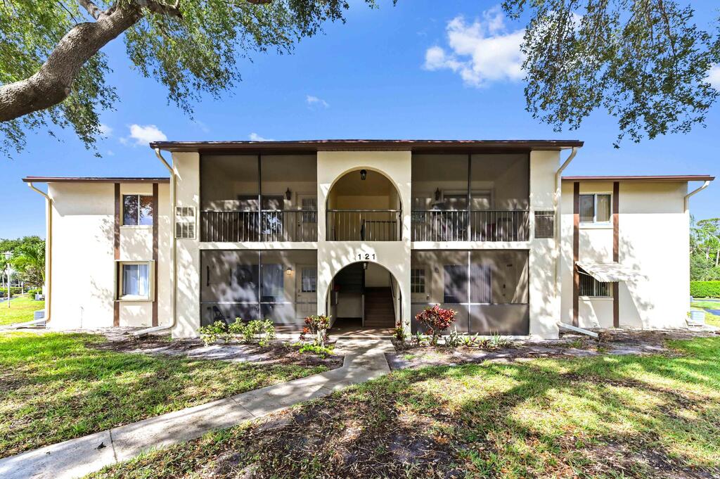 121 Lake Pine Circle, Greenacres, FL 33463