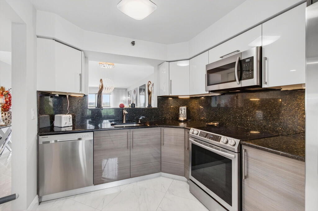7260 Kinghurst Drive, Delray Beach, FL 33446