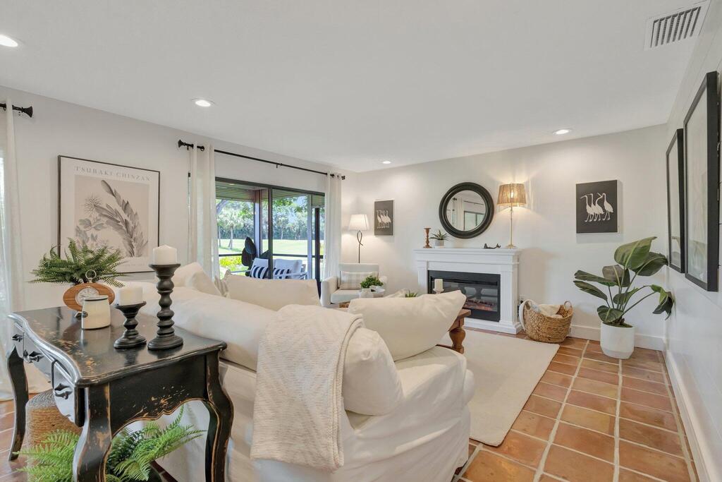 27 Westgate Lane, Boynton Beach, FL 33436