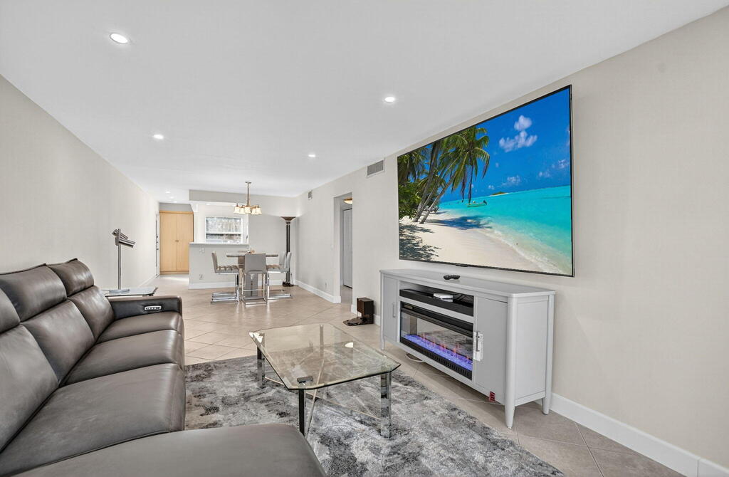 1090 Guildford , Boca Raton, FL 33434