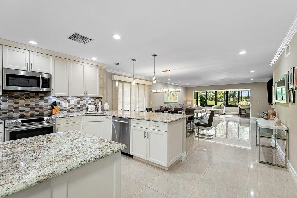 18 Westgate Lane, Boynton Beach, FL 33436