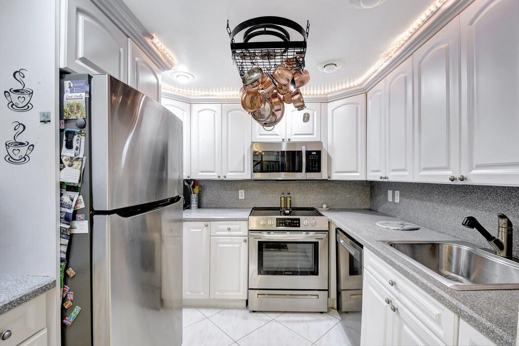 451 Saxony J , Delray Beach, FL 33446
