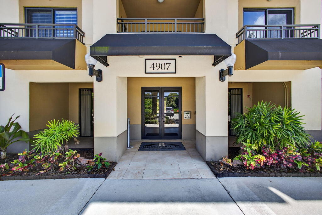 4907 Midtown Lane, Palm Beach Gardens, FL 33418