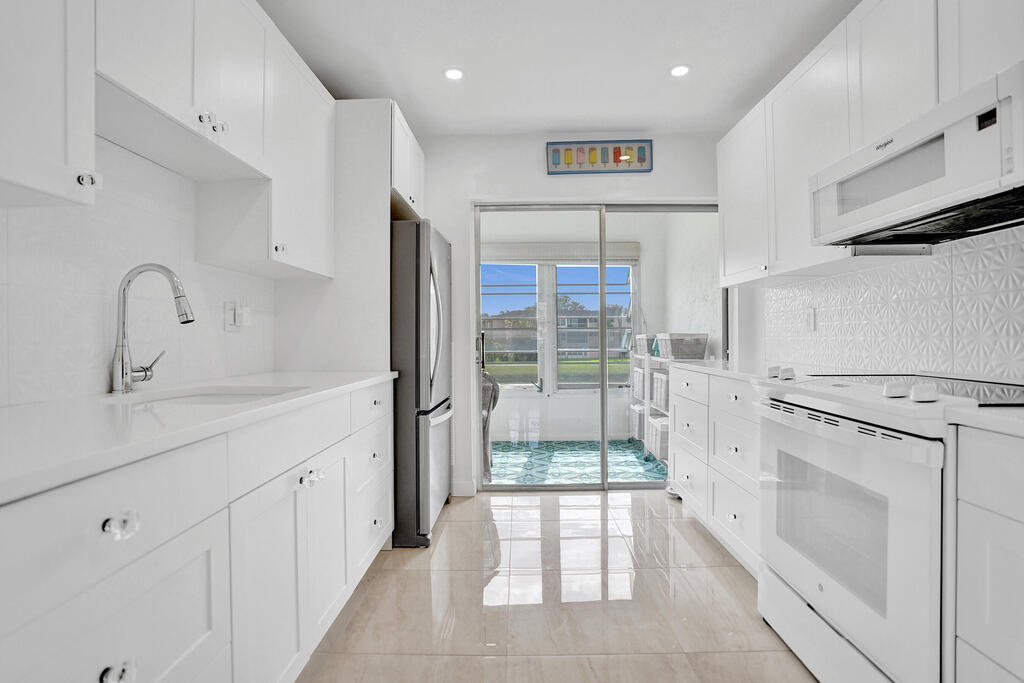 32 Abbey Lane, Delray Beach, FL 33446