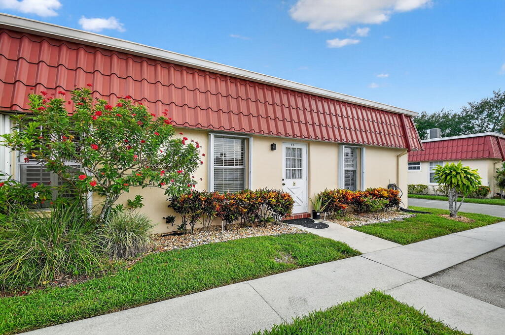 522 Franconia Circle, Lake Worth, FL 33467