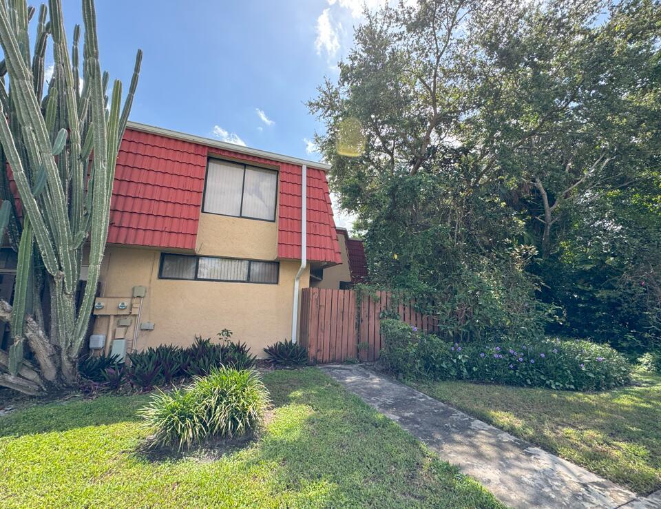 22970 Oxford Place, Boca Raton, FL 33433