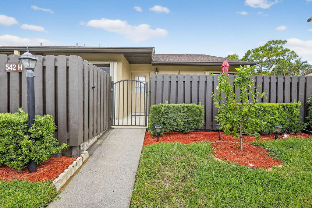 542 Shady Pine Way, Greenacres, FL 33415