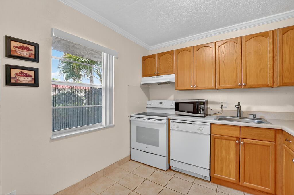 6 Abbey Lane, Delray Beach, FL 33446