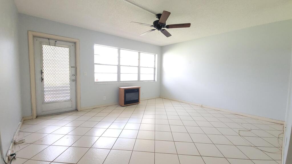 215 Canterbury J , West Palm Beach, FL 33417