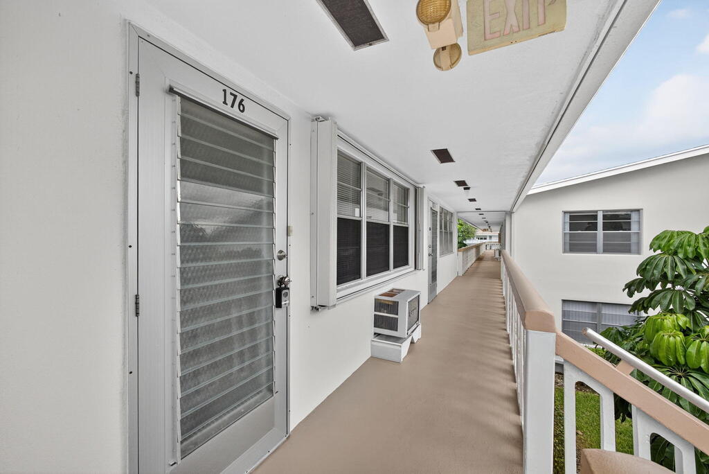 176 Windsor H , West Palm Beach, FL 33417