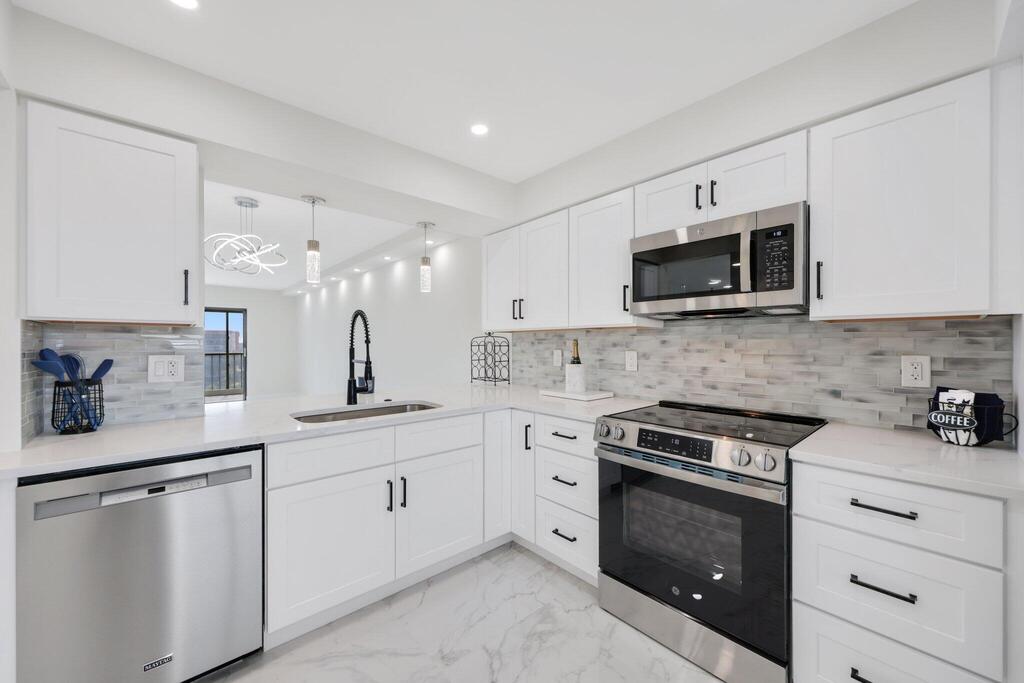 7290 Kinghurst Drive, Delray Beach, FL 33446