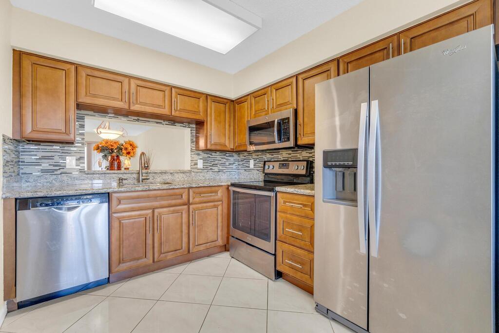 7290 Kinghurst Drive, Delray Beach, FL 33446