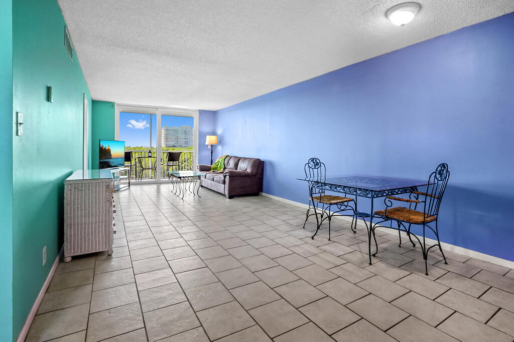 689 6th Court, Boynton Beach, FL 33435