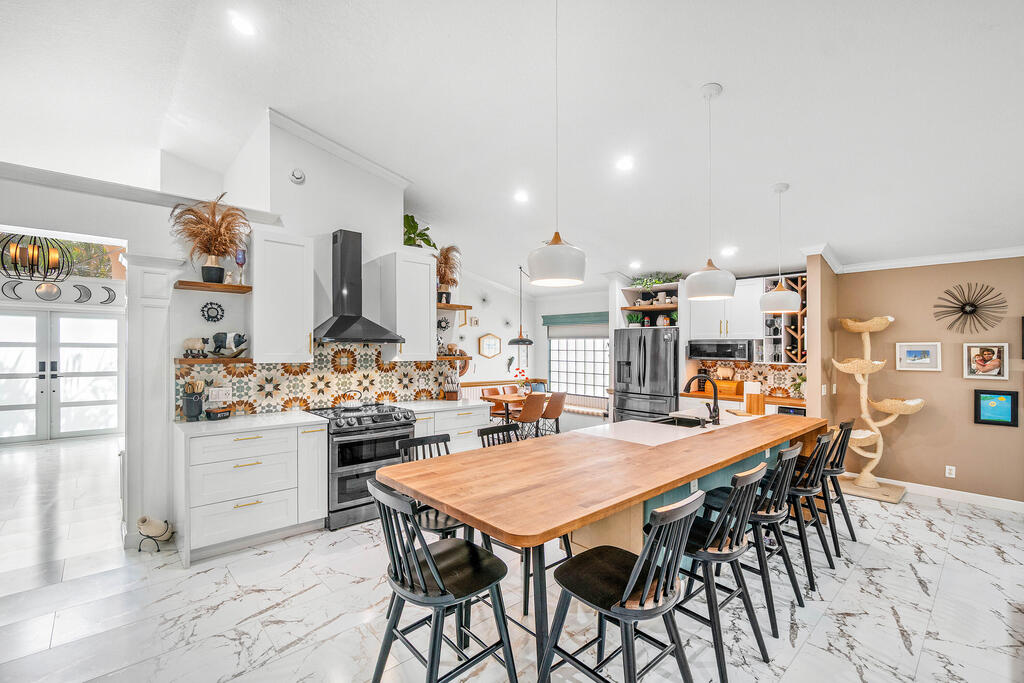 6805 Sun River Road, Boynton Beach, FL 33437